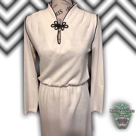Vintage 1960’s Asian Inspired Long Sleeve Cream Secretary Dress, Size 9 - Picture 2 of 8